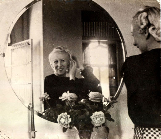 Como primera dama arreglándose en una visita a Cali, ca. 1939. Colección particular.